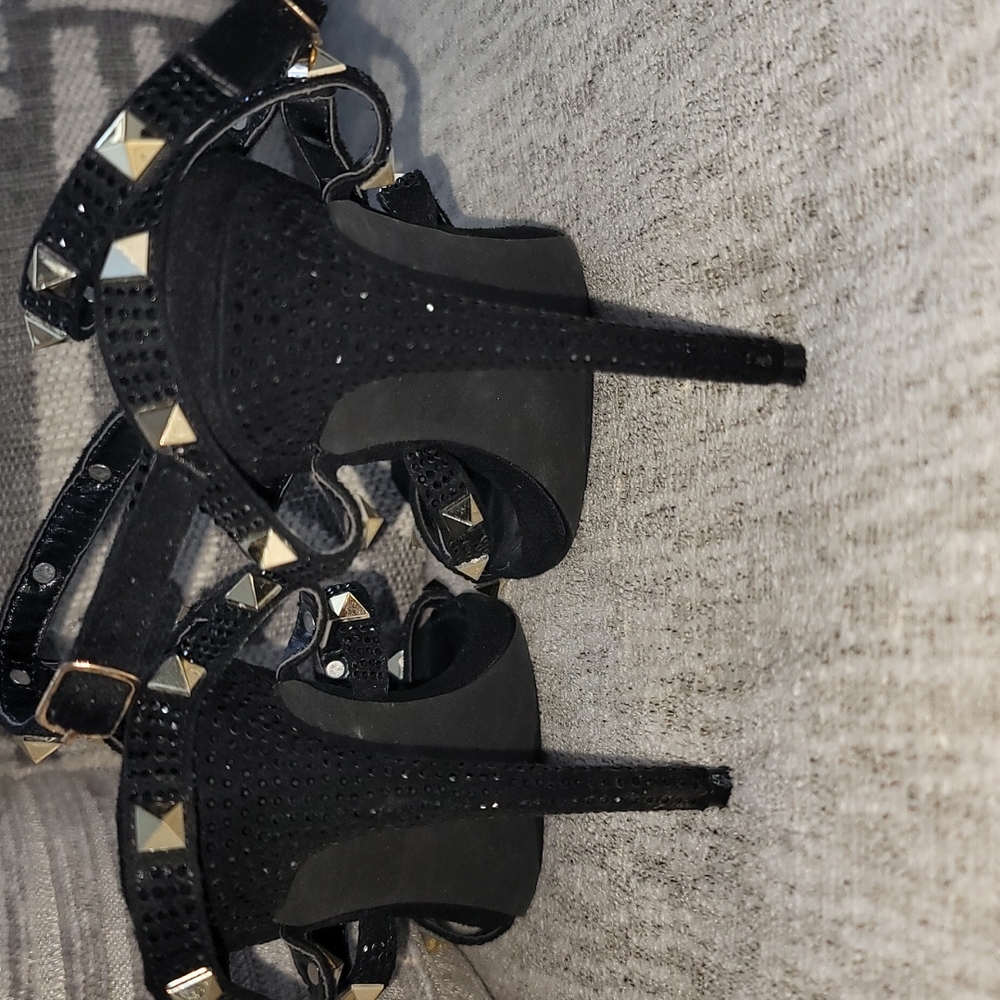 Heels - Picture 4 of 4